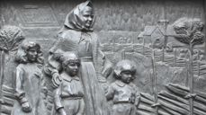 Dagfin Werenskiold er kunstneren bak de to massive bronsedørene i kirkens hovedinngang