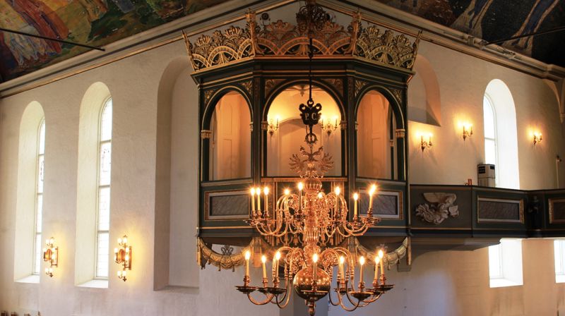 Kongelosjen sett fra prekestolen.