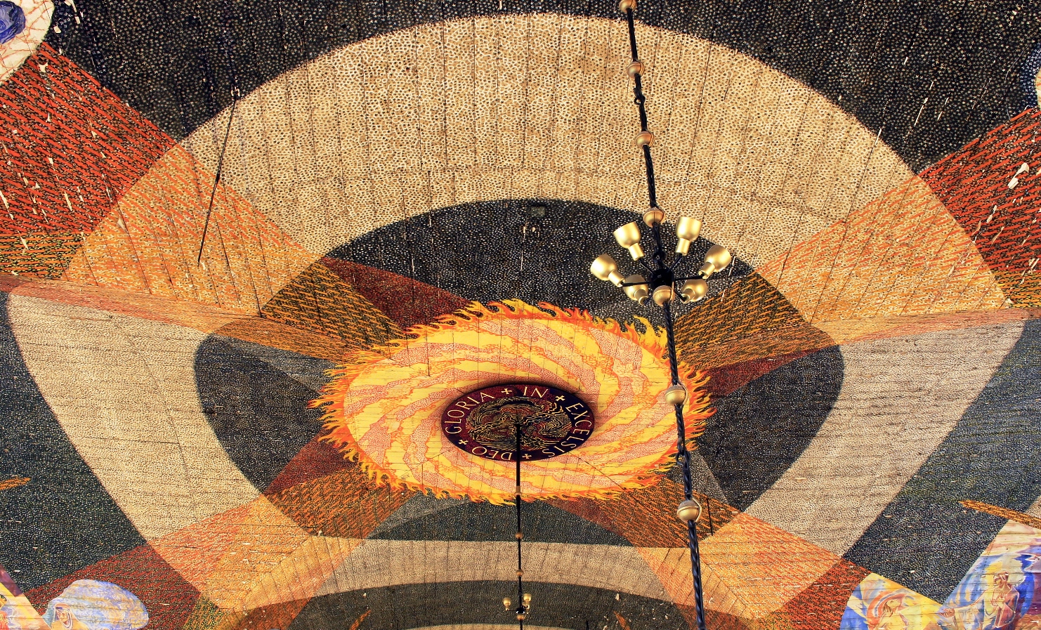 At the highest point in the ceiling painting: Glory to God in the highest, the source of light and life!