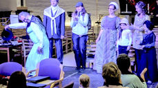 Cat walk med sokneprest og medarbeidere. De viser en kolleksjon fra bruktmarkedet. Mange fine ting som folk kan kjøpe og bruke ved spesielle anledninger. Både til hverdag og fest. Derfor: kom til bruktmarkedet når det er åpent og ta en titt selv. Det er nokså sikkert at du kan finne noe som passer også til deg, både din figur og til de anledninger du har bruk for klær til. Velkommen til bruktmarkedet!