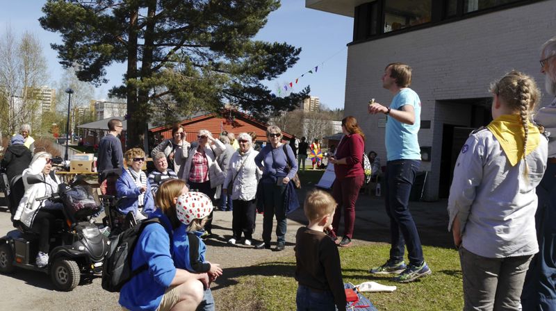 Trygve Danbolt Øygard demonstrerer fuglemerking