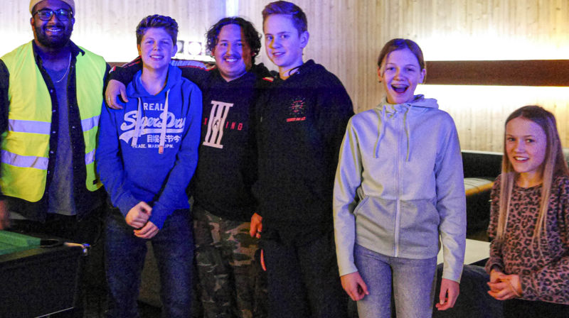 Noen av lederne og deltakerne på det første møtet i Fredagsklubben