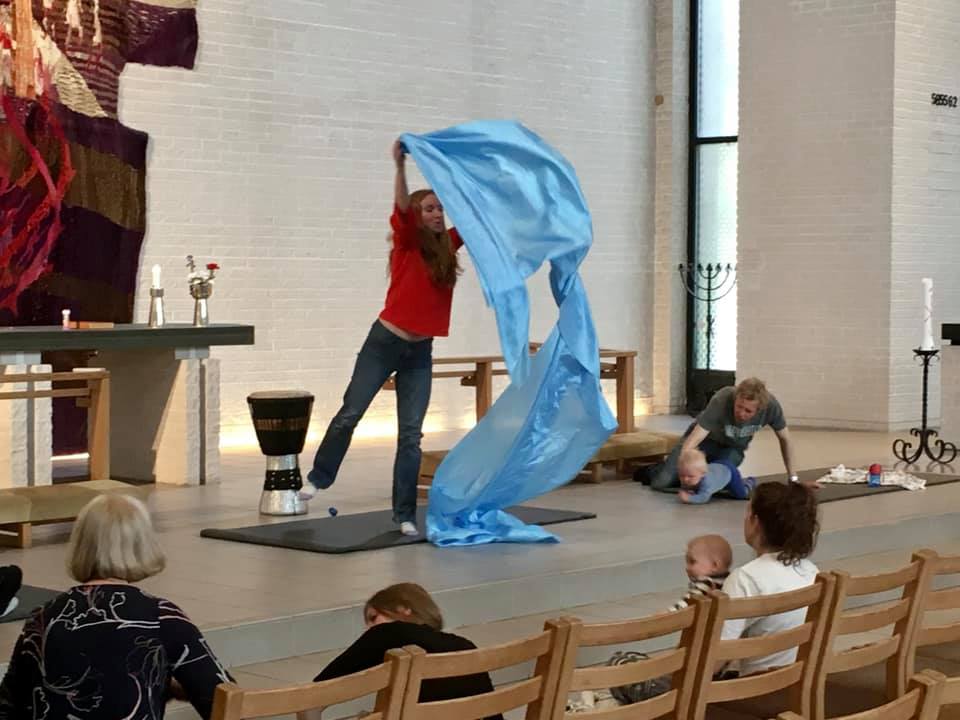 Fra tidligere babysang-samling inne i Haugerud kirke. Smittevernet gjør at det i stedet må foregå utendørs nå en stund fremover.