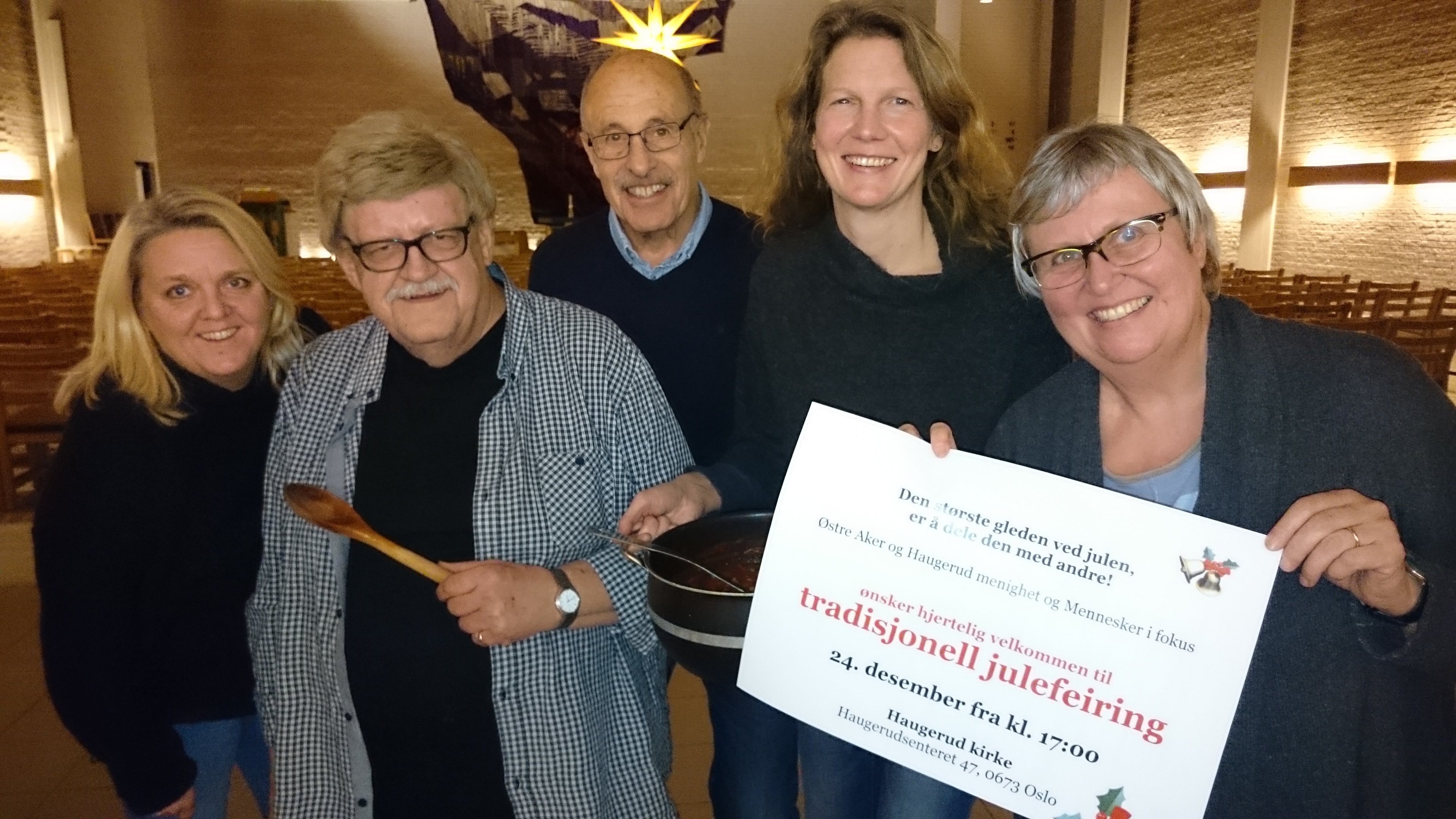 Vi inviterer deg til tradisjonell julaftenfeiring sammen med oss i Haugerud kirke: fra venstre – Anne Lise Hessen (frivillig), Odd Gjertsen (frivillig, kokk), Børn Askeland (frivillig), Silke Palke (frivillig, diakoniutvalget), Eleanor Brenna (diakon)