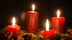 Nå tenner vi det fjerde lys, og natten blir til dag. Nå venter vi på Frelseren for alle folkeslag.