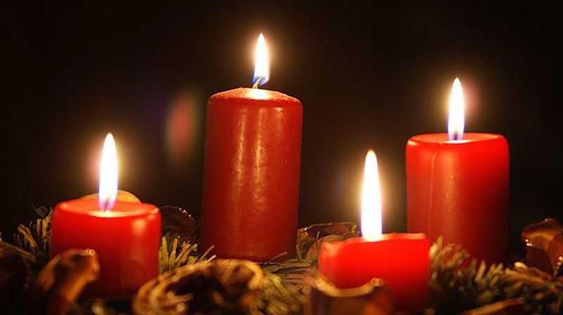 Nå tenner vi det fjerde lys, og natten blir til dag. Nå venter vi på Frelseren for alle folkeslag.