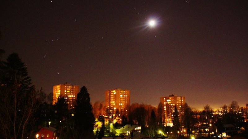 Måneskinn over Haugerudblokkene. Foto: Steinar Saghaug