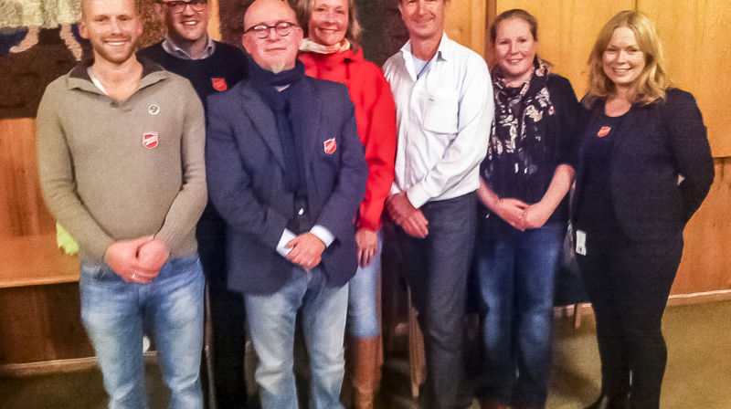 På informasjonsmøte i Østre Aker menighetshus om Frelsesarmeens flyktningmottak på Teisen deltok (fra venstre mot høyre) Eirik Sandstø, Andrew Hannevik, Jon Kaastad (alle Frelsesarmeen), Siv Hjellnes (Alna AP), Michele A. Bonaparte (velforeningen/møteleder). Nina Gorby (UDI) og Elin Herikstad (Frelsesarmeen)