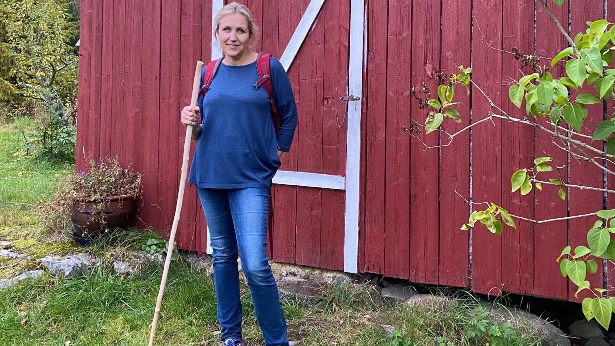 Vibeke foran fjøset