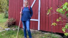 Vibeke foran fjøset