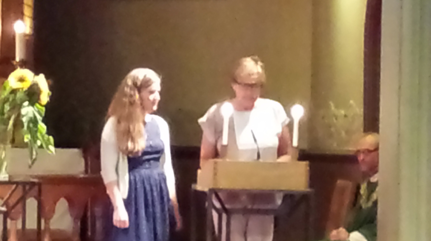 Jeanette Kalmar Frøvik ønskes velkommen av nestleder i menighetsrådet Oddrun Remvik.