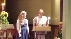 Jeanette Kalmar Frøvik ønskes velkommen av nestleder i menighetsrådet Oddrun Remvik.