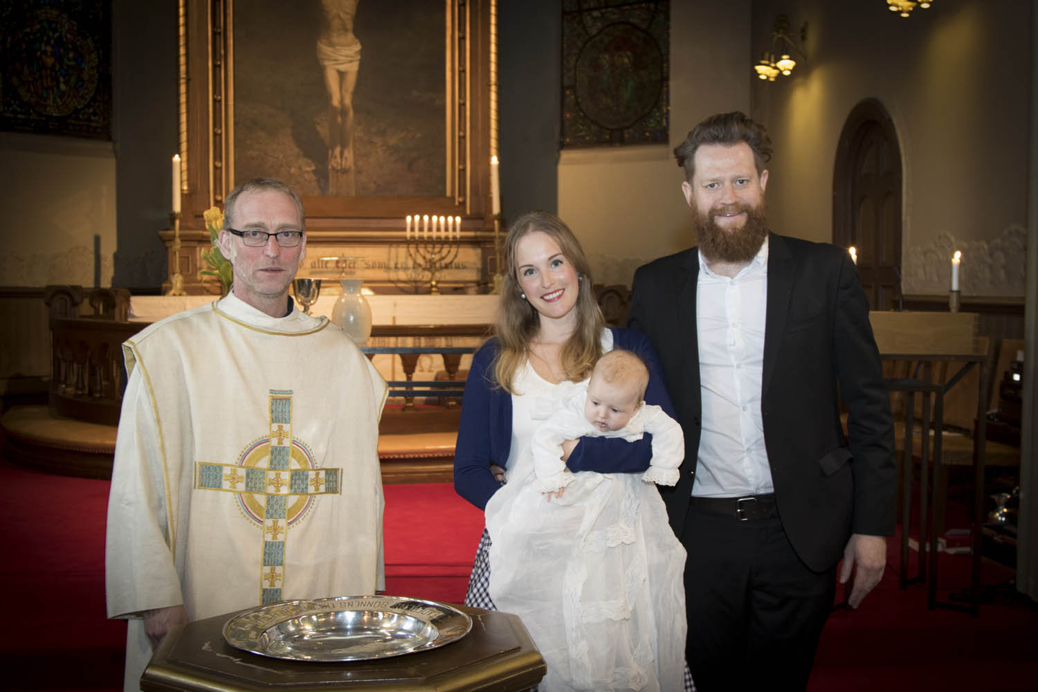Anna Gabrielle fikk en strålende dåpsdag sammen med mamma Gabrielle Haga og pappa Erlend Brun i Sofienberg kirke. Før dåpsdagen fikk foreldrene en fin prat med prest Arne Jor for å vite litt mer om dåpen og for å bli litt kjent.