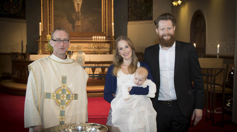 Anna Gabrielle fikk en strålende dåpsdag sammen med mamma Gabrielle Haga og pappa Erlend Brun i Sofienberg kirke. Før dåpsdagen fikk foreldrene en fin prat med prest Arne Jor for å vite litt mer om dåpen og for å bli litt kjent.
