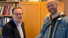 Kirkeverger Robert Wright (t.v.) ønsker Anders Huuse Kratzow velkommen som ansatt i fellesrådet og daglig leder i Paulus og Sofienberg menighet.