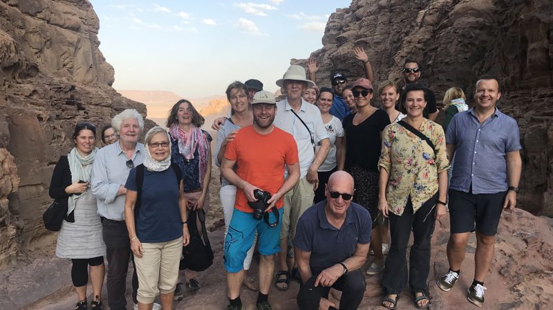 Bakkevig (fremst, med solbriller), her på reise med prester fra prostiet på studietur til Jordan sist høst. FOTO: SIGMUND AKSELSEN