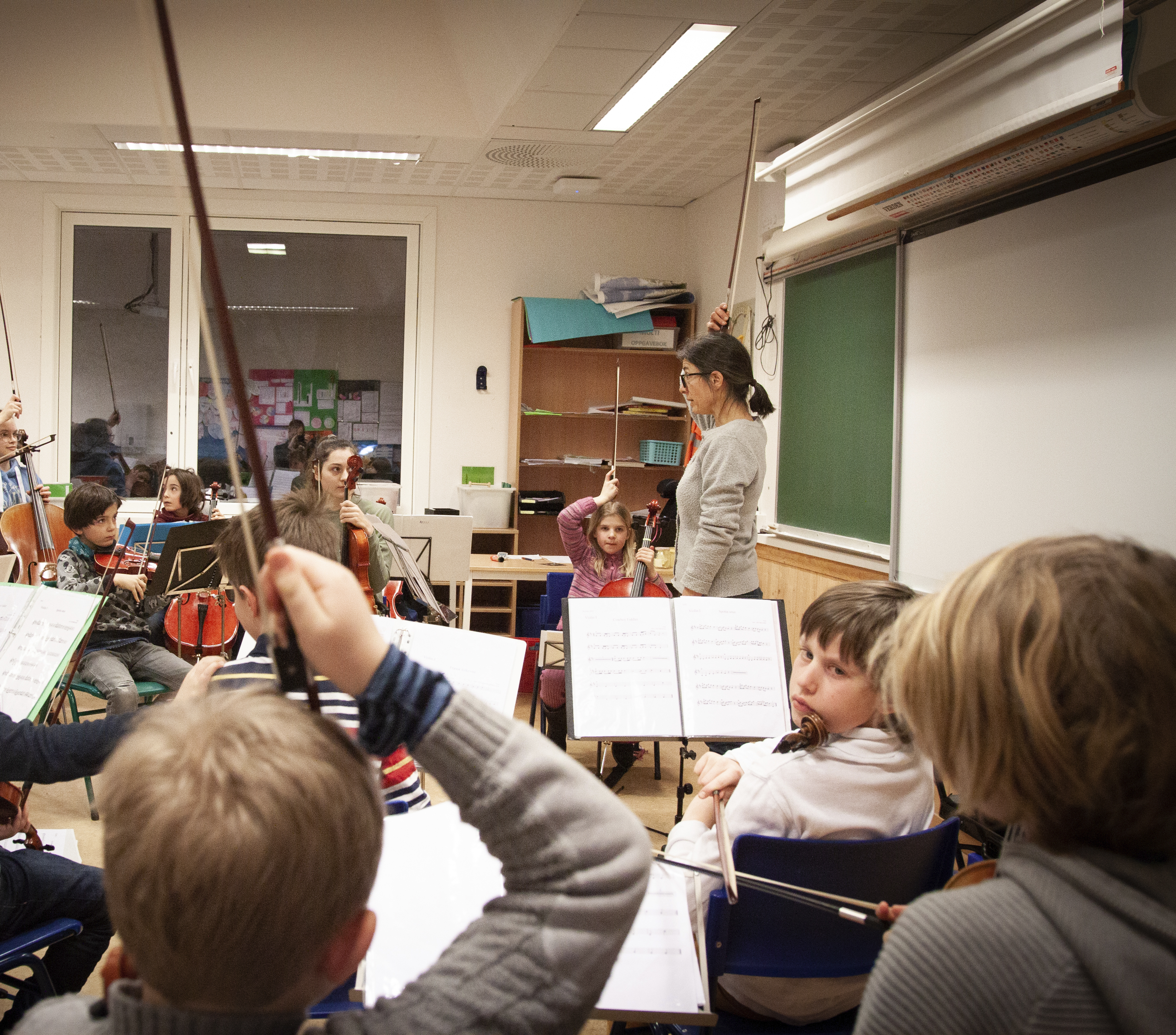 FULL KONSENTRASJON: Når dirigent Christine Aanerud instruerer skal buene oppå hodet i yngstegruppen til Vestre Aker strykeorkester. Og med tett konsertagenda må det øves mye. I mai spiller de i Røa kirke. FOTO: OLE JAKOB SKÅTUN