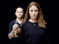 Forteller Helga Samset spiller med Jonas Kilmork. Her avbildet med trompetist Arve Henriksen.