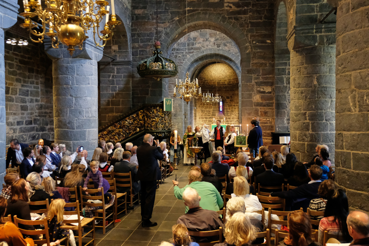 Dåp i høymessen i Gamle Aker kirke. Foto: Roger Jensen.