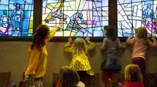 Detaljstudier av glassmalerier. Hammer og spiker oppdages. Foto: Kristin Frøsland