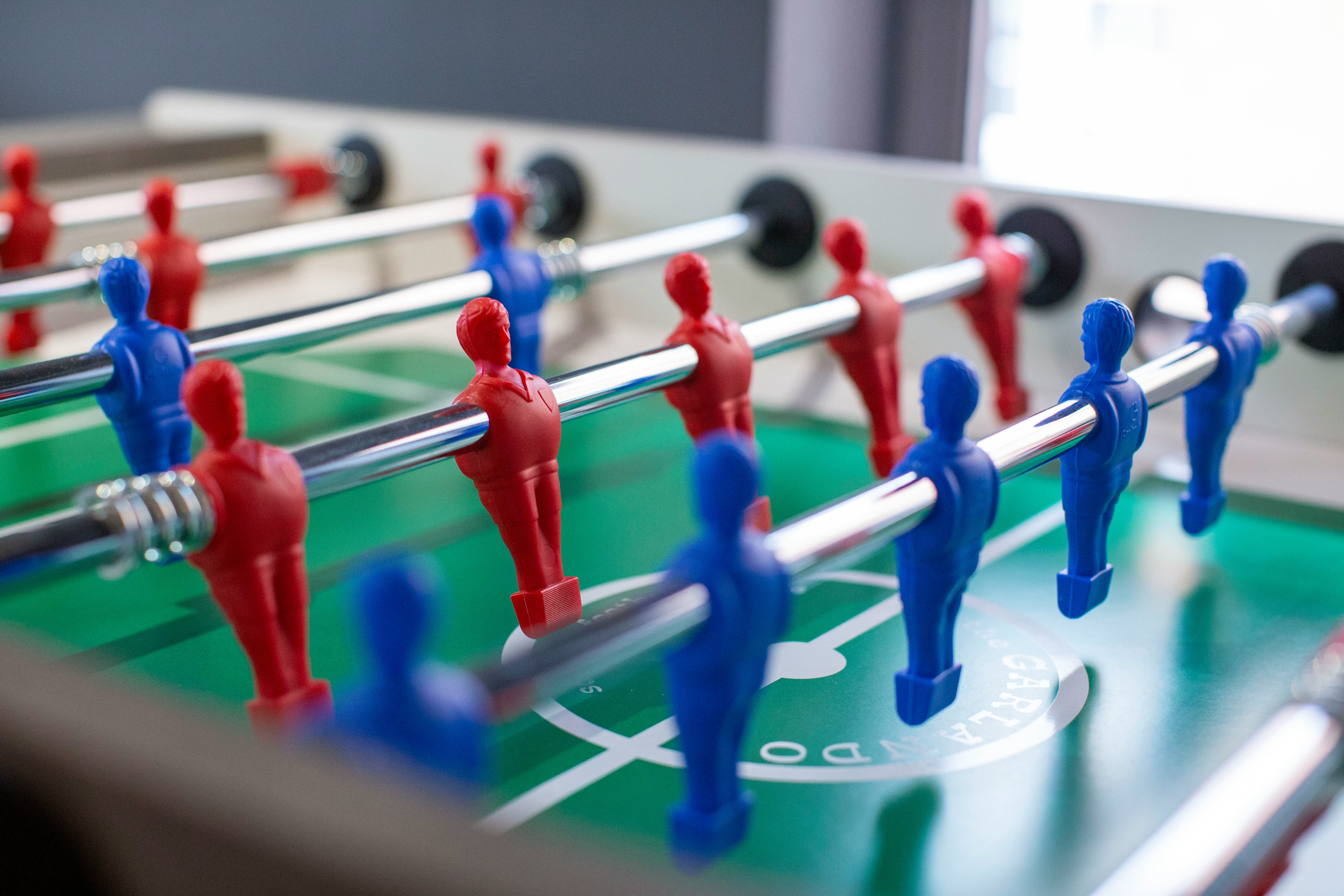 Ping pong, foosball, toast, vafler og prat. Blant annet. Foto: Unsplash