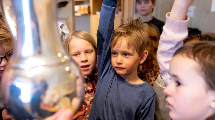 Ivrige hjelpere er det plass til i kirka. Meld dere til oss om du har et barn som har lyst til å bidra!Bildet er hentet fra kirken.no