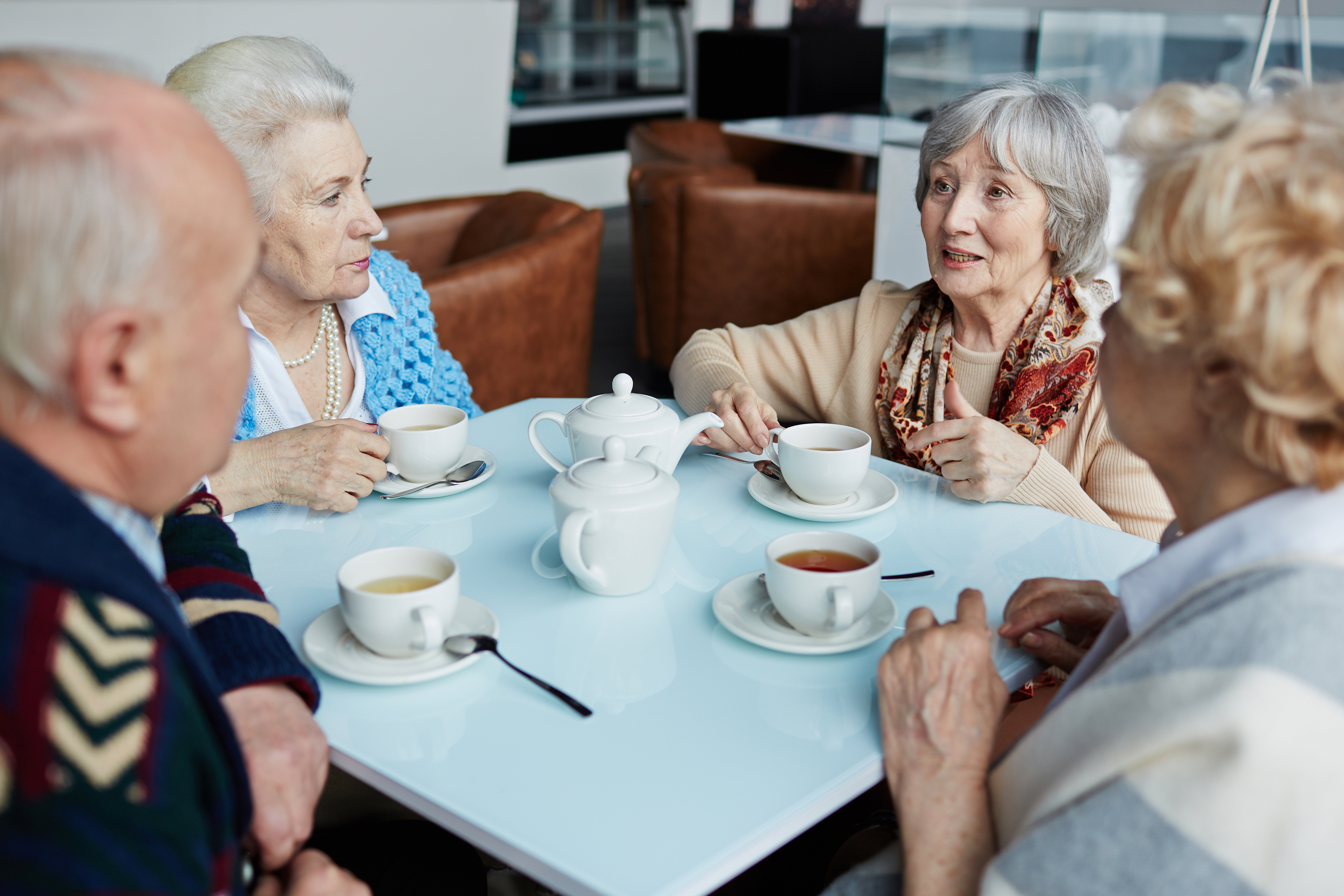 2 часа общения. Чаепитие для пожилых людей. Пожилые люди пьют чай. Пожилые люди в кафе. Общение с пожилыми людьми.