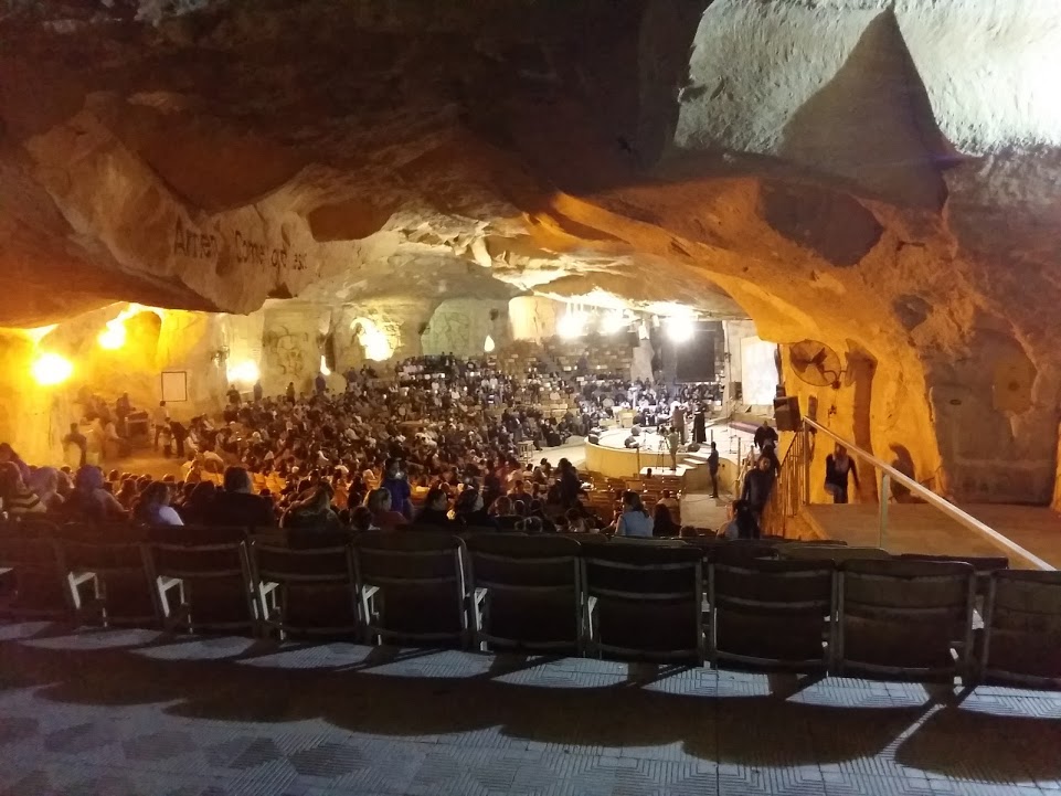 Gudstjeneste i hulekirken