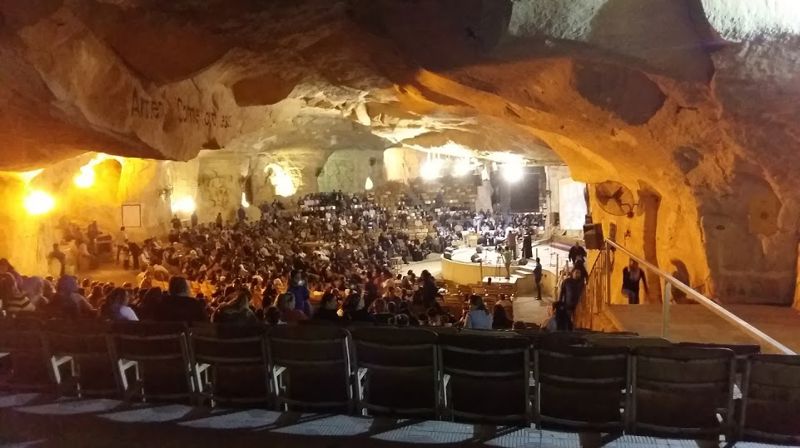 Gudstjeneste i hulekirken