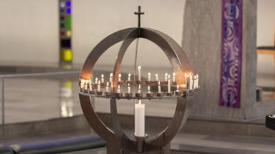 Det er mogleg å tenne lys i kyrkjene våre.