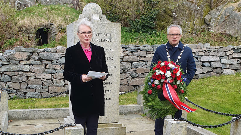 Frå markeringa ved Blomvåg kyrkje i 2023, ved varaordførar Torill Selsvold Nyborg og ordførar Tom Georg Indrevik