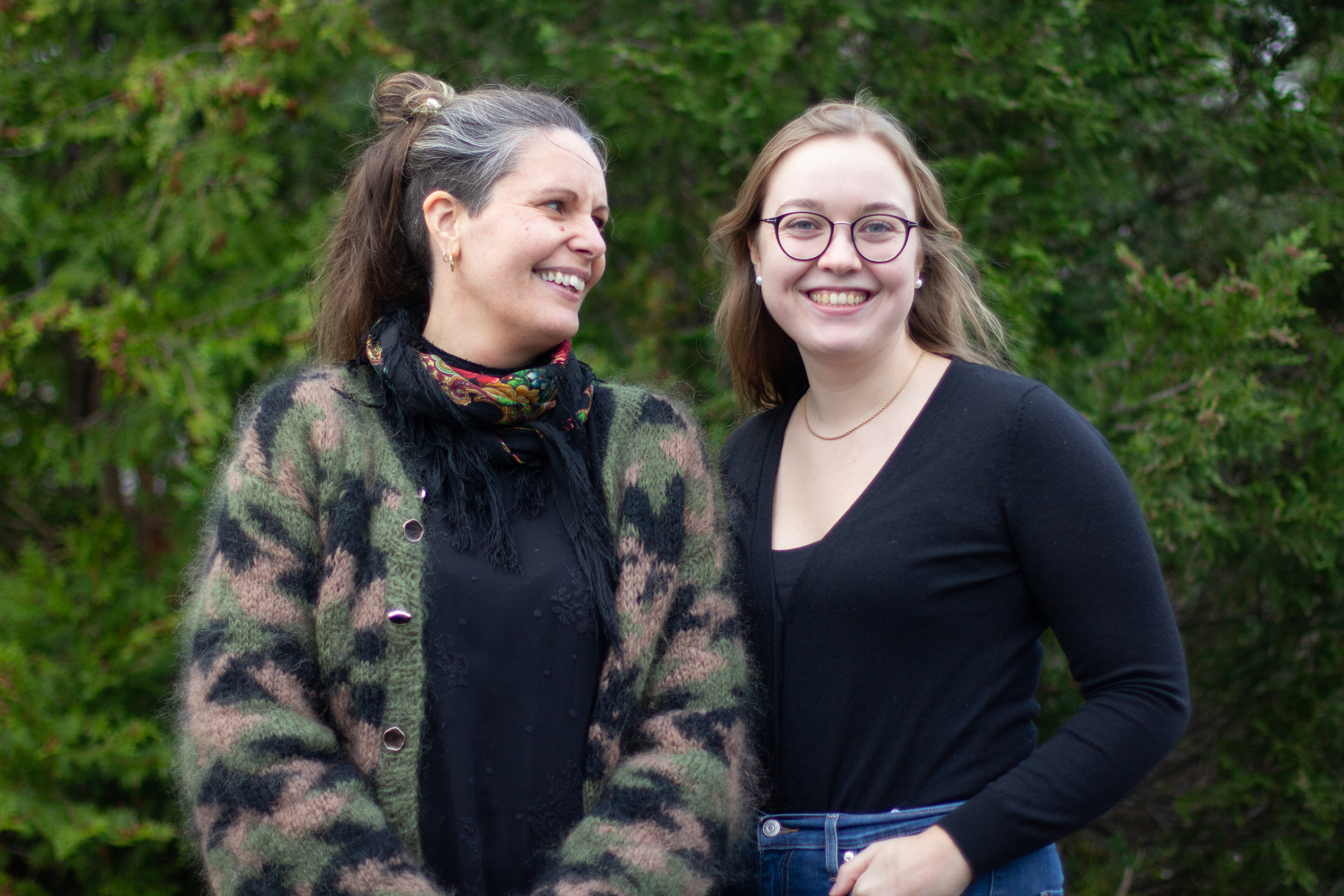 Synnøve og Solveig blir vigsla til teneste under gudstenesta