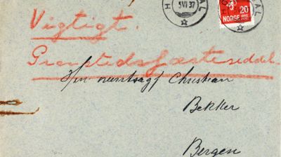 Gammel festeseddel fra 1937. Man kan tolke ordet Viktigt skrevet i oransje og nederst står det Bergen i penn. Øverst til høyre er det et stemplet rødt frimerke for 20 øre. 