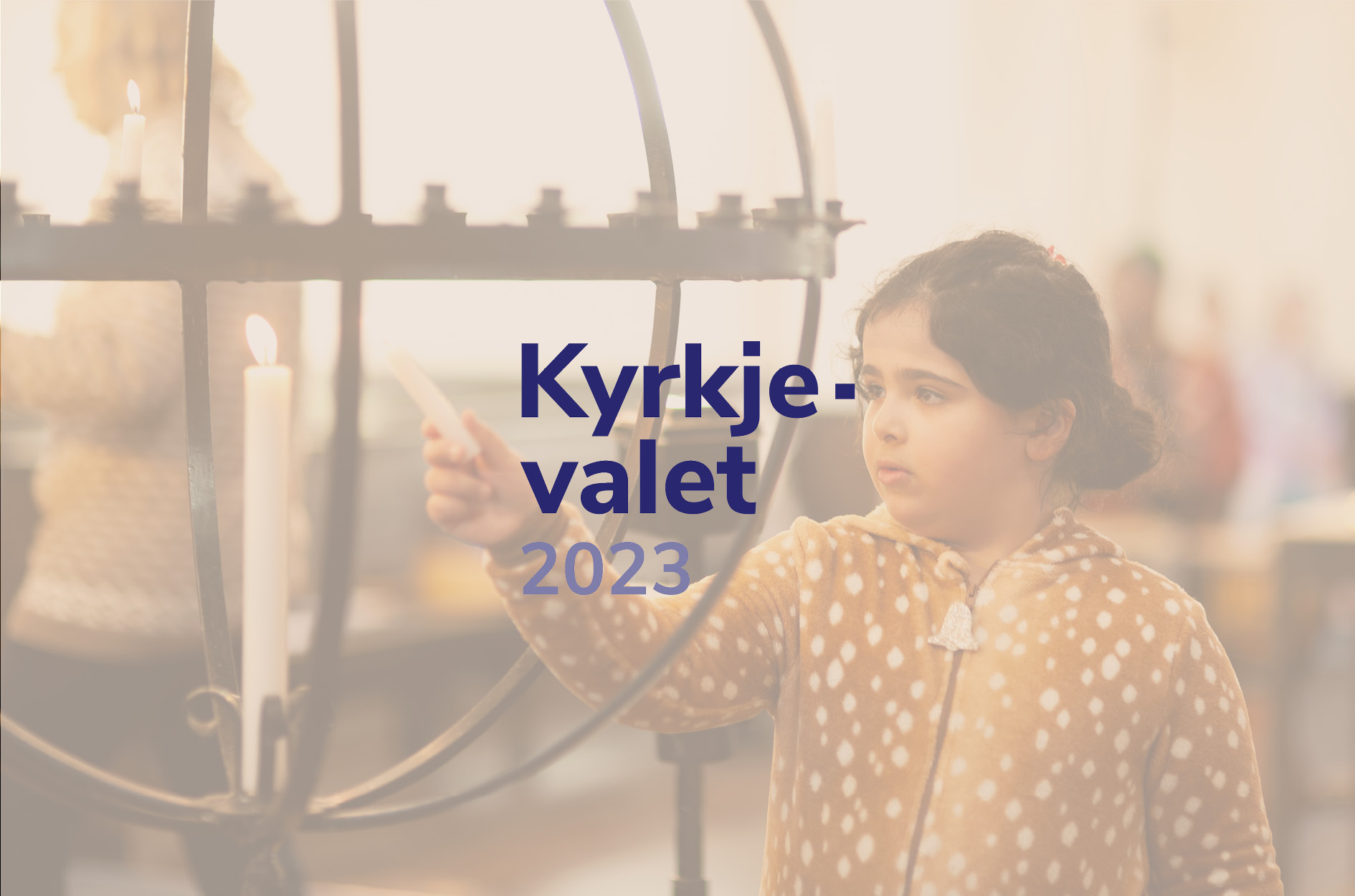 En jente i kostyme tenner et lysi en lysglobe, det er lagt et filter over bildet og den lilla logen til kyrkjevalet 2023 er over bildet