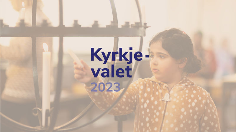 En jente i kostyme tenner et lysi en lysglobe, det er lagt et filter over bildet og den lilla logen til kyrkjevalet 2023 er over bildet