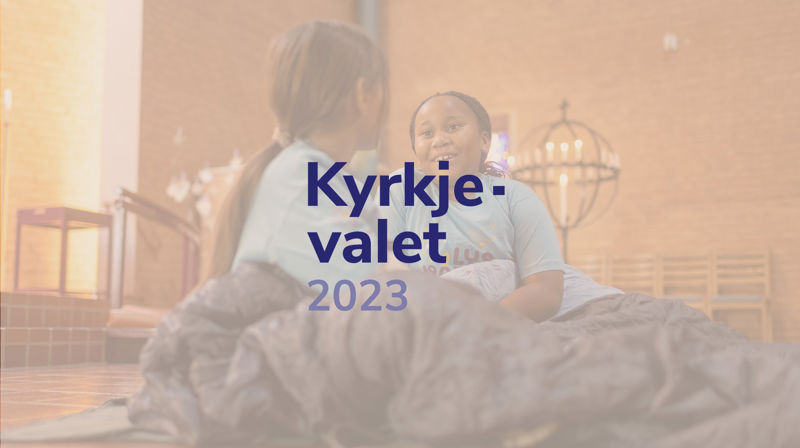 To jenter sitter i soveposer inne i en kirke og parter og koser seg, det er lagt et filter over bildet og den lilla logen til kyrkjevalet 2023 er over bildet