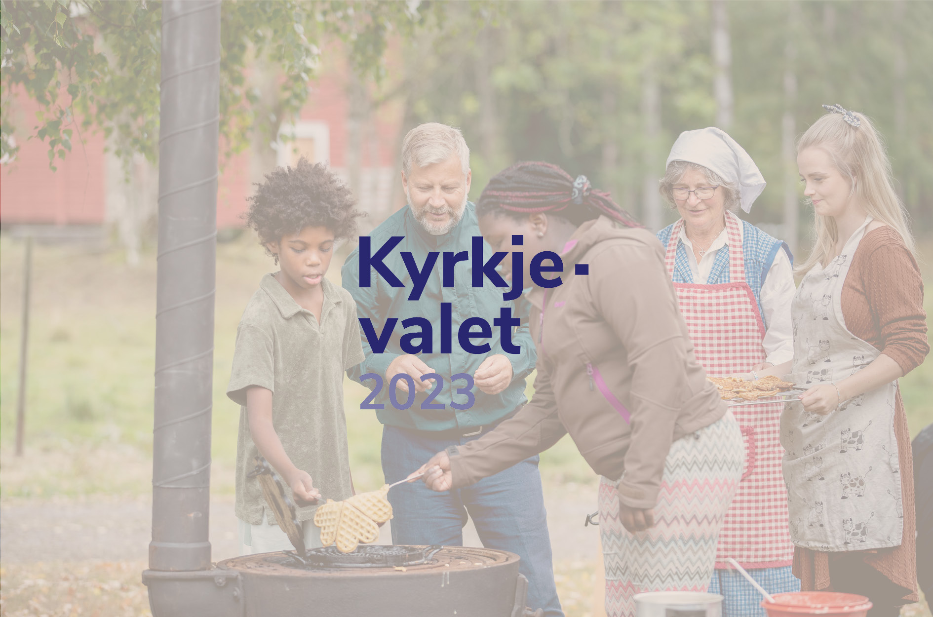 to barn, to voksne og en ungdom står rundt en bålpanne og steker vaffler, det er lagt et filter over bildet og den lilla logen til kyrkjevalet 2023 er over bildet
