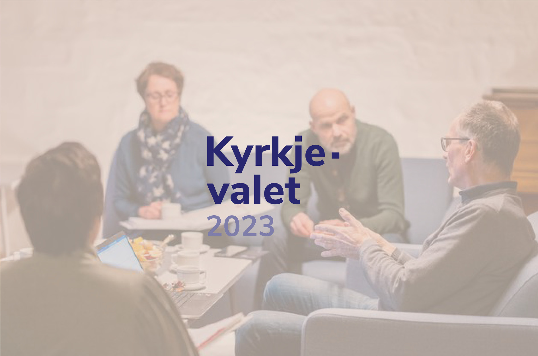 To menn og to kvinner sitter i sofaer rundt et bord og har et møte, det er lagt et filter over bildet og den lilla logen til kyrkjevalet 2023 er over bildet