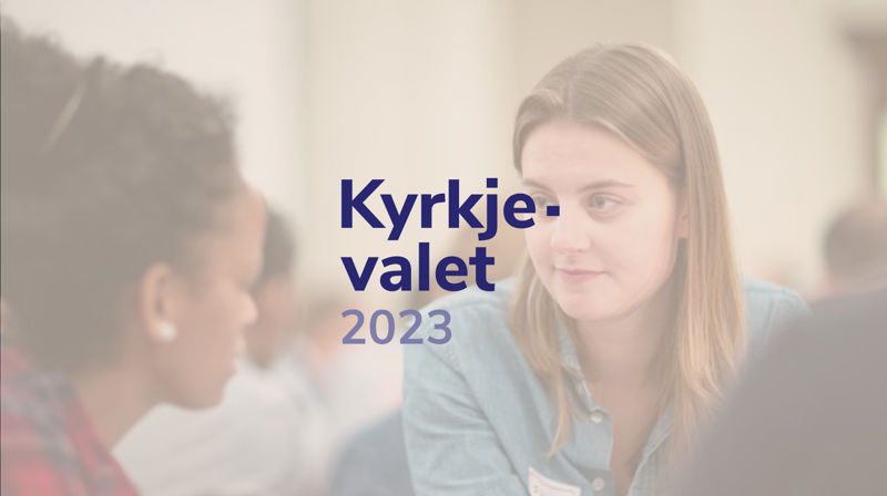 En dame ser mykt mot en annen dame som prater med henne, det er lagt et filter over bildet og den lilla logen til kyrkjevalet 2023 er over bildet