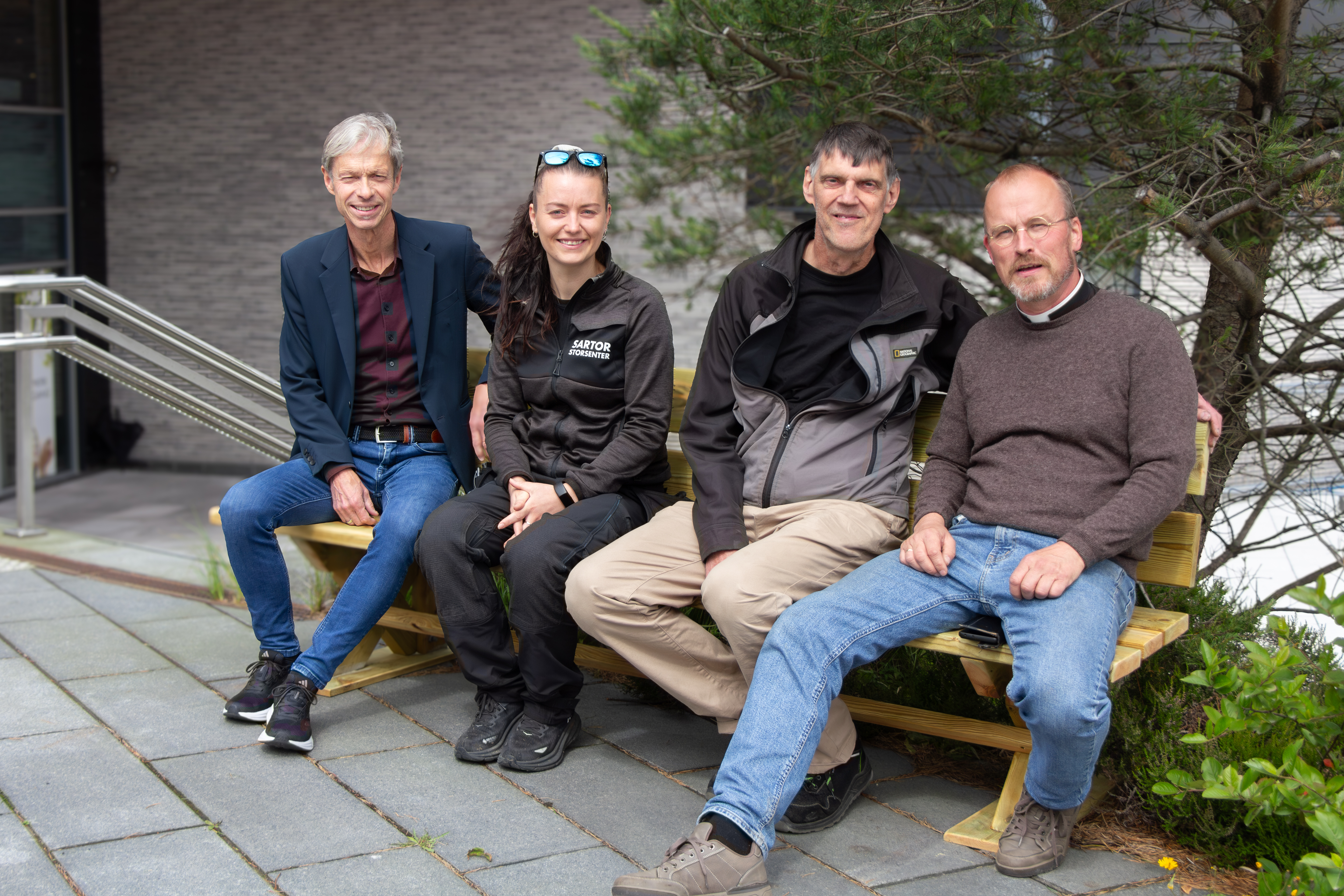 Senterleiar Thomas Skålnes, Marthe Rennedal i avd. drift, Arne Stuksrud frå Basecamp, som bygde benken, og sokneprest i Fjell Per Hjemdal var dei første som fekk sitte på benken.