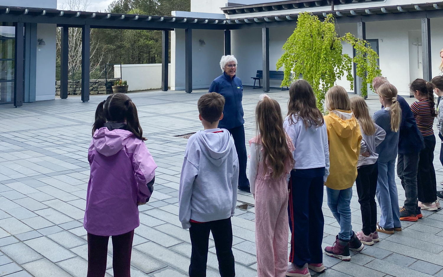 Nysgjerrige tredjeklassingar på kyrkjebesøk