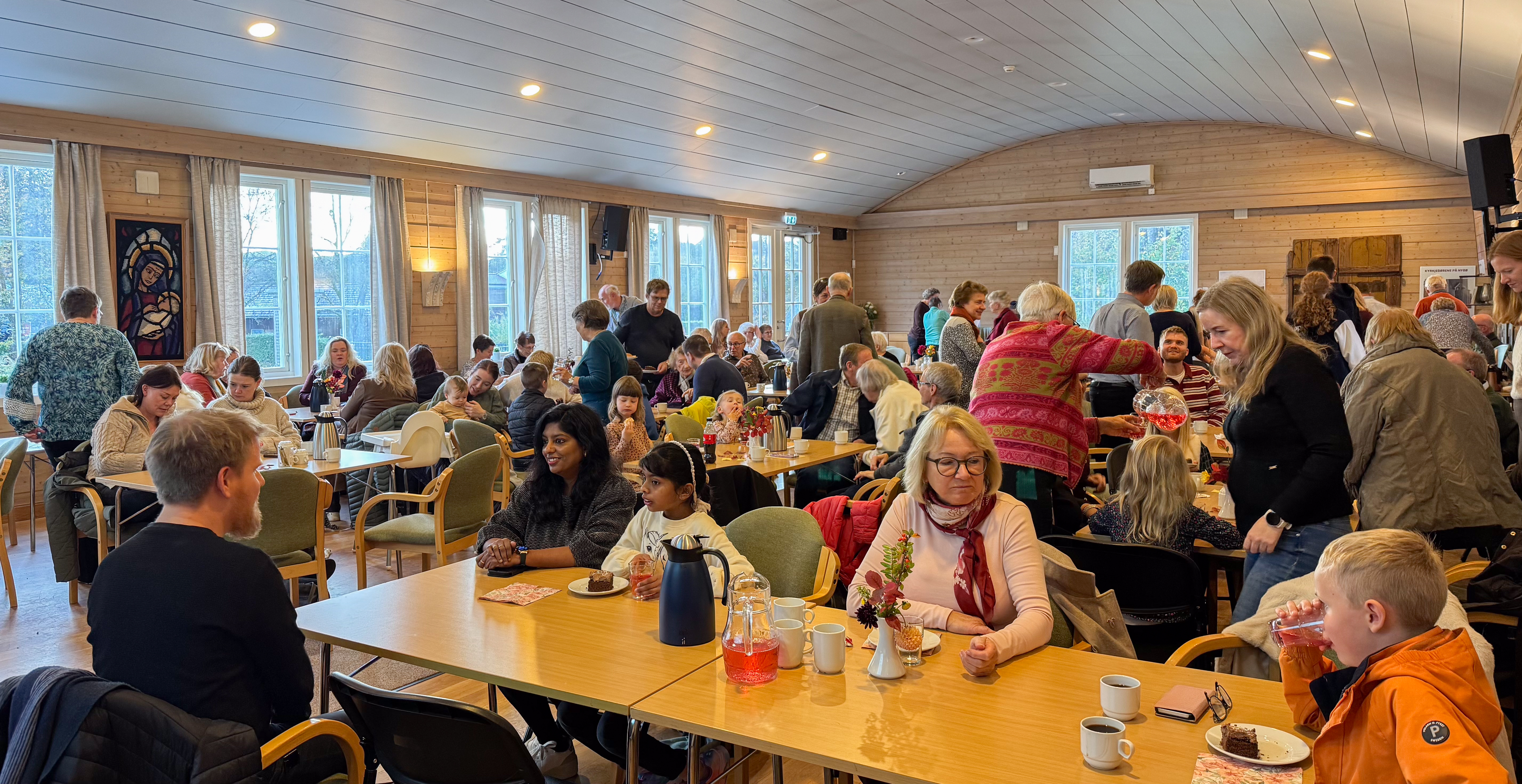 Fullt hus på basar