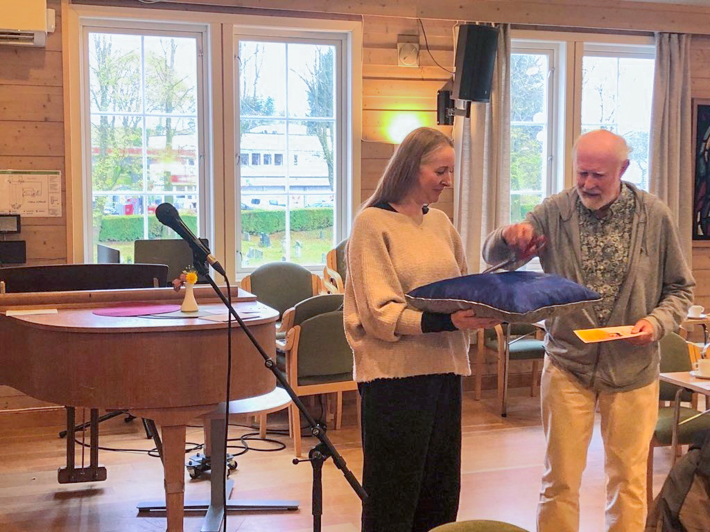 Diakoniarbeidar Renate Olsen Seim saman med Harald Fylling på Hjarterom