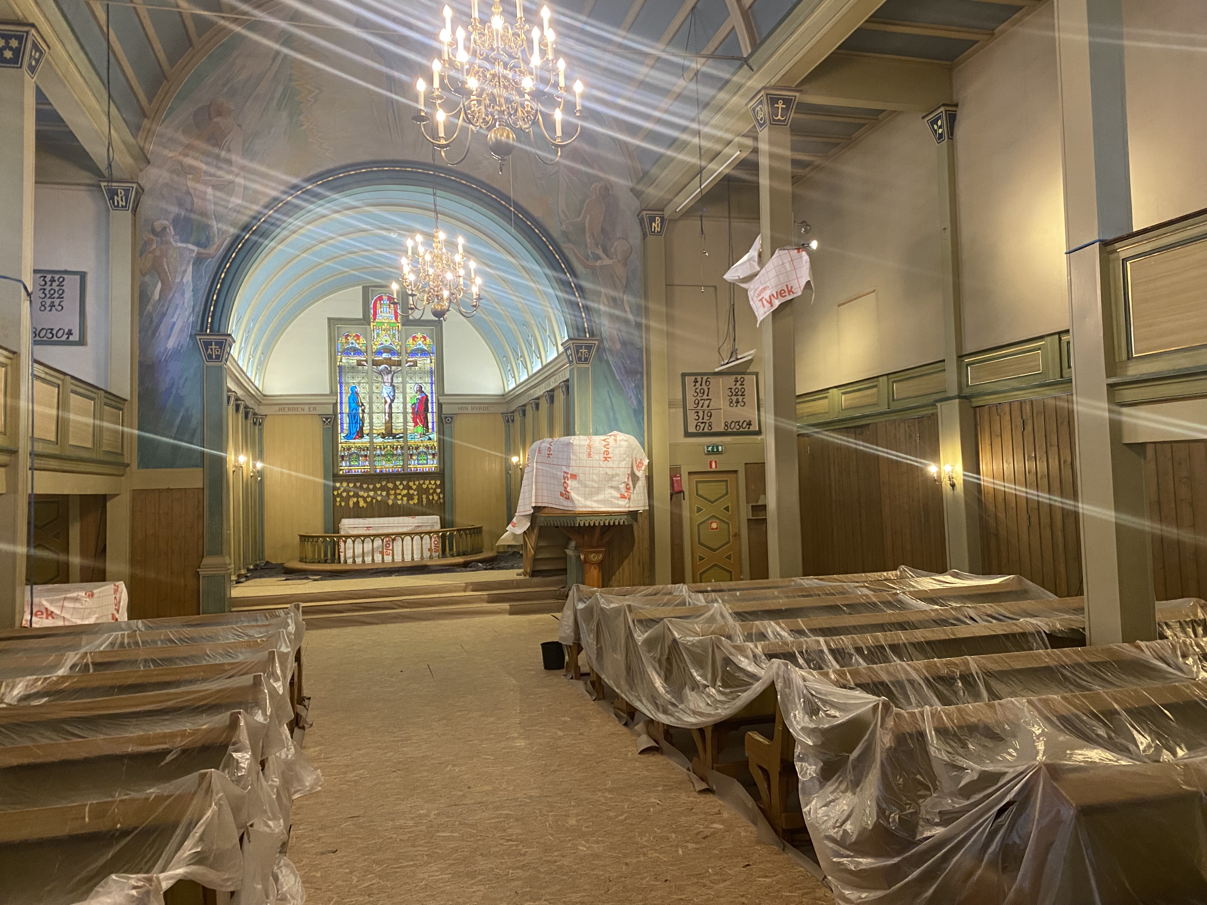 Inne i kyrkja er alt pakka inn, teppet, benkar, altaret og preikestolen