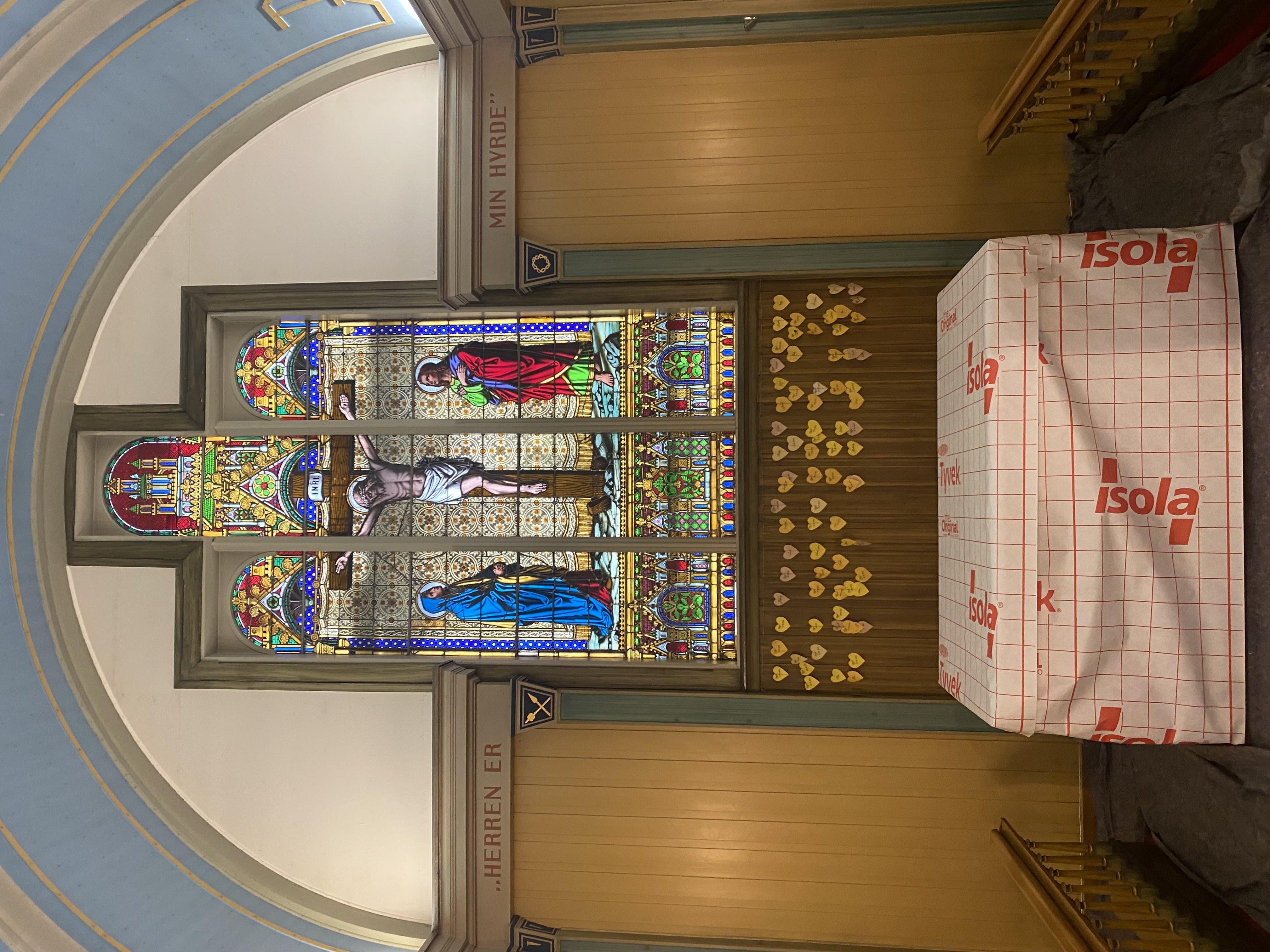 Mot glassmaleriet i kyrkja, altaret er pakka inn.
