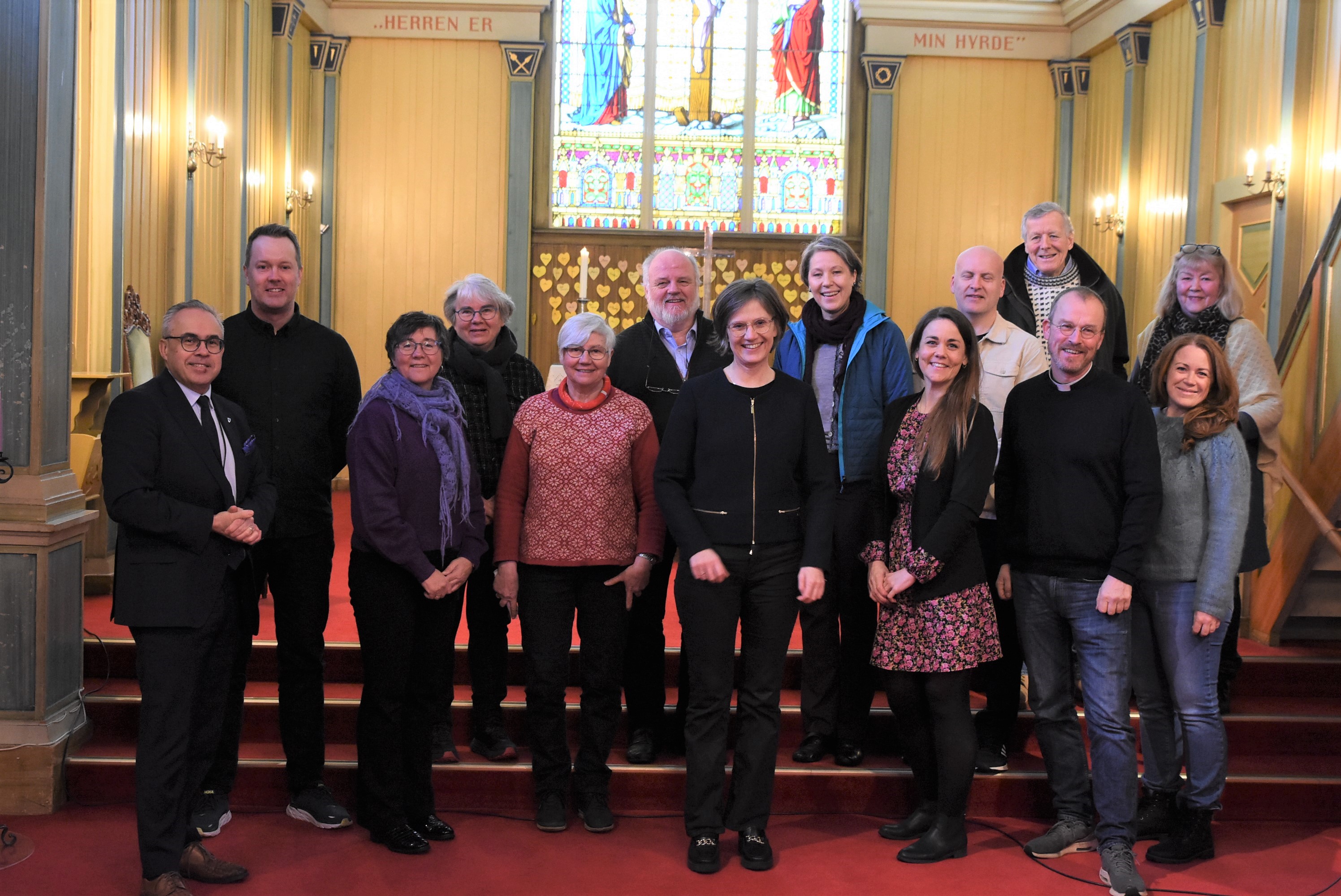 Frå venstre: ordførar Tom Georg Indrevik, prosjektleiar Arne-Magne Fjell, sokneteamleiar Anne Ludvigsen Kaldestad, soknerådsmedlem Ragnhild Andersland, soknerådsleiar Jorunn Småbrekke Gjersvik, leiar i kyrkjeleg fellesråd Dag-Olav Bjorøy, barne- og familieminister Kjersti Toppe, kyrkjeverje Annlaug Børve, statssekretær Trine Fagervik, driftsleiar bygg og anlegg Tore Heggernes, leiar i utval for tenester og levekår Jan Utkilen, sokneprest Per Hjemdal, kommunestyrerepresentant for Sp, Sølvi Kobbeltvedt og kyrkjetenar Ingaliss Apeltun. Foto: Vigleik Brekke