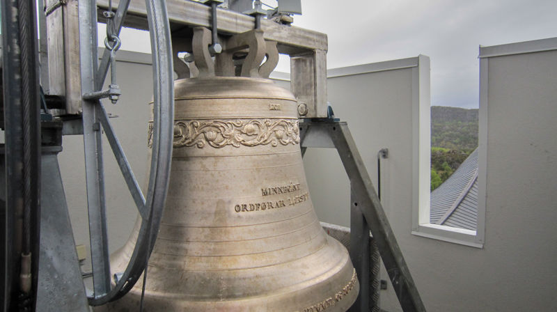 En kirkeklokke utendørs oppe i et tårn