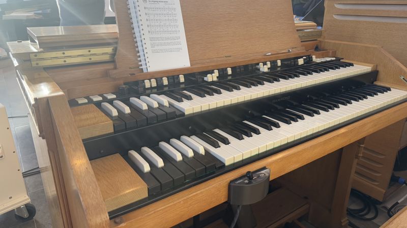 Gratulerer med Hammond-orgel i Foldnes!