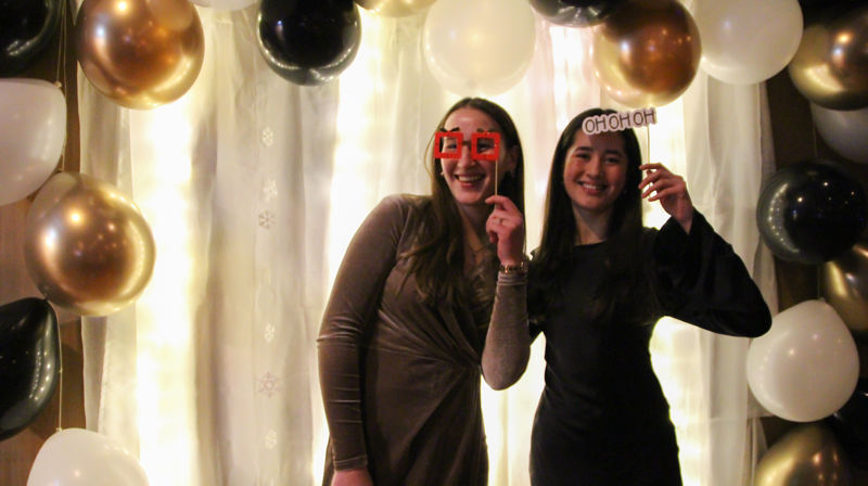 To festkledde jenter med festbriller og ballonger