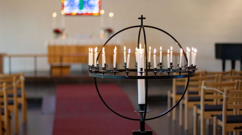 Lysglobe i Hjelme kyrkje med tente lys